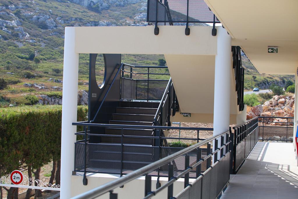 Hotel Restaurant Les Pielettes Le Rove Exterior foto