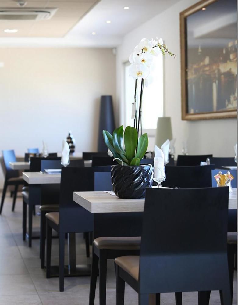Hotel Restaurant Les Pielettes Le Rove Exterior foto